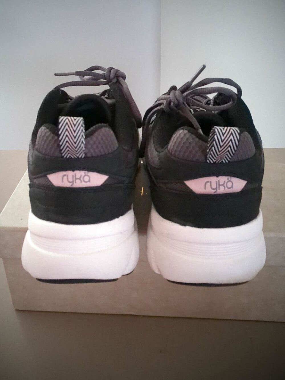 RYKA Made for Women w/ Arch Support Black Uppers w/White Soles Walking Shoes 10M - Picture 3 of 6